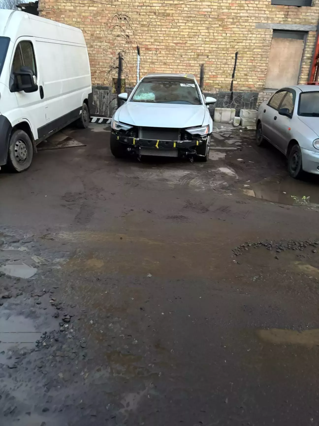 Під час ремонту, очікування чергового пластіку та перед поліруванням