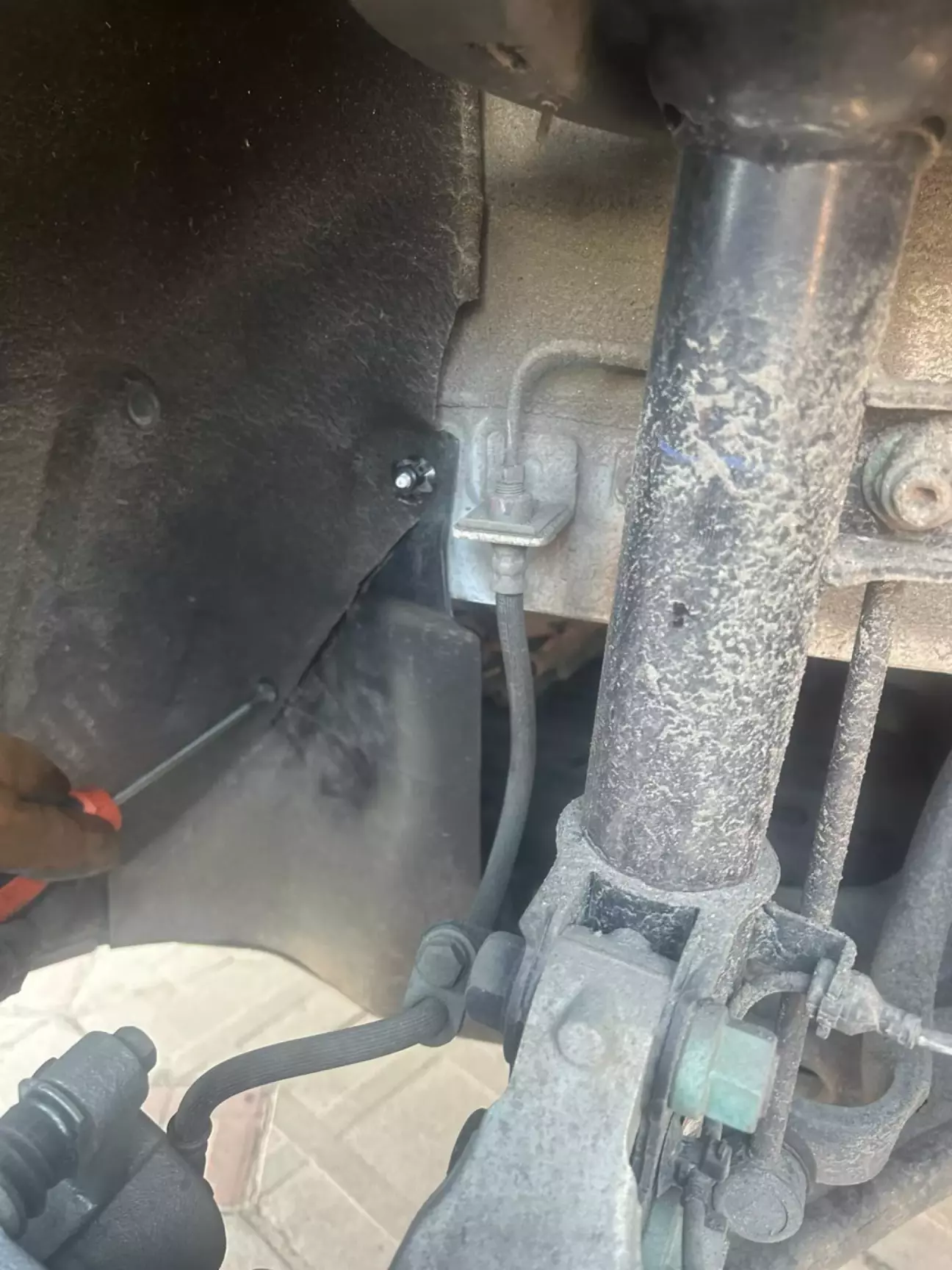 по бокам пластиковий захист з обох сторін теж тримається на саморізах