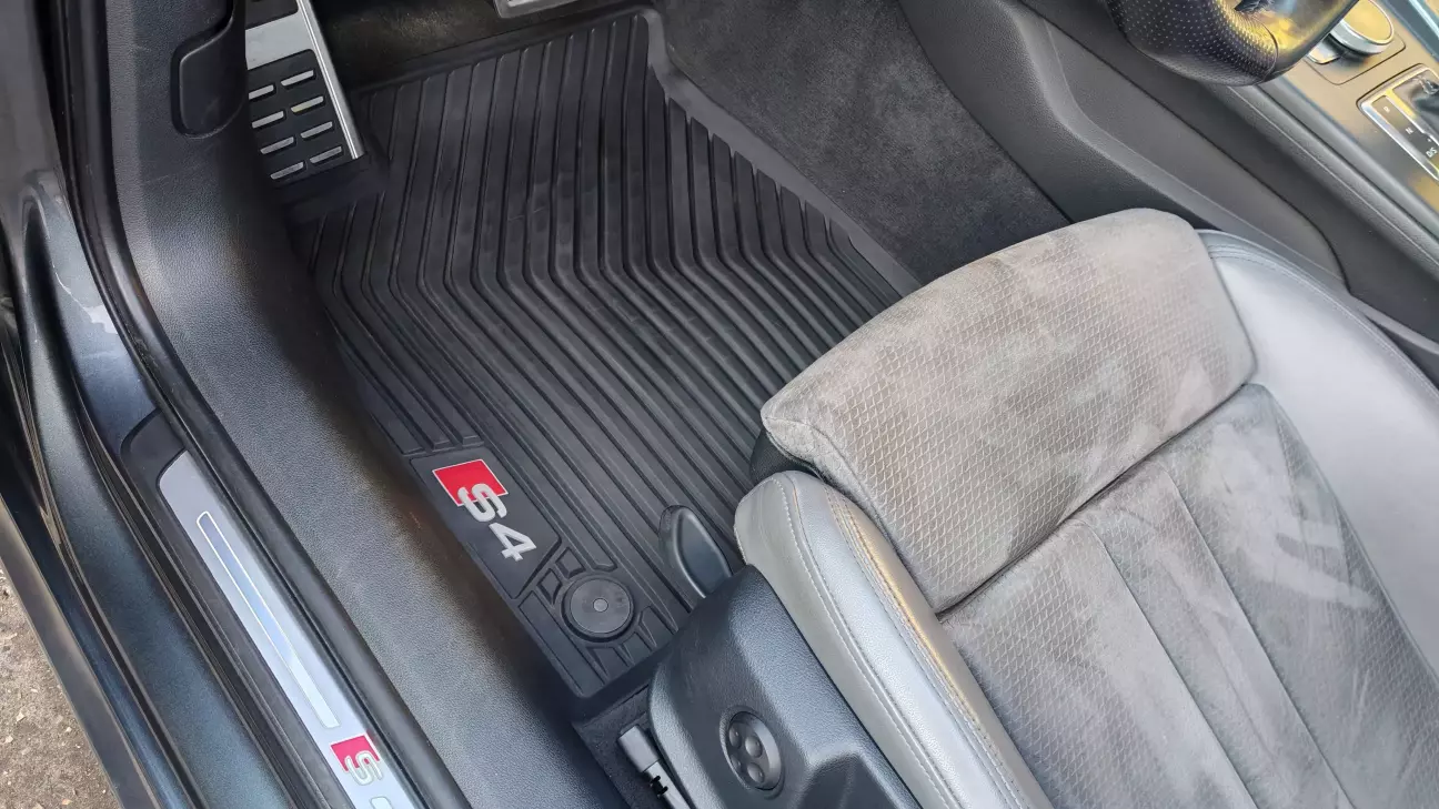 Брендовані задні килимки для есок не існують(