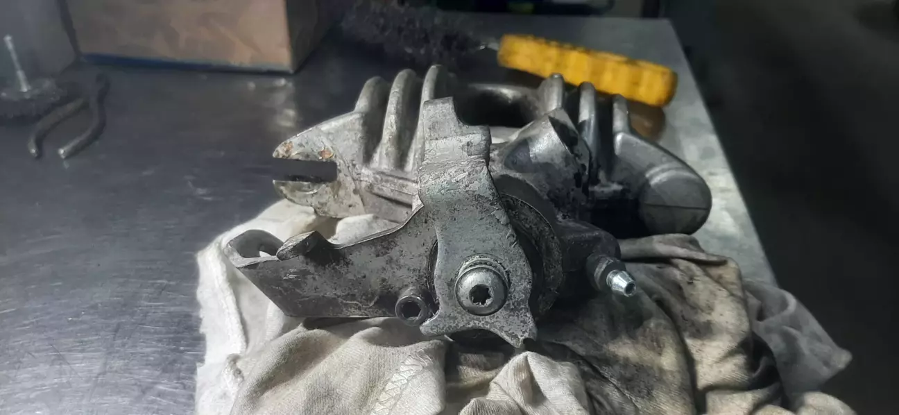 Суппорт снял и приготовил к разборке