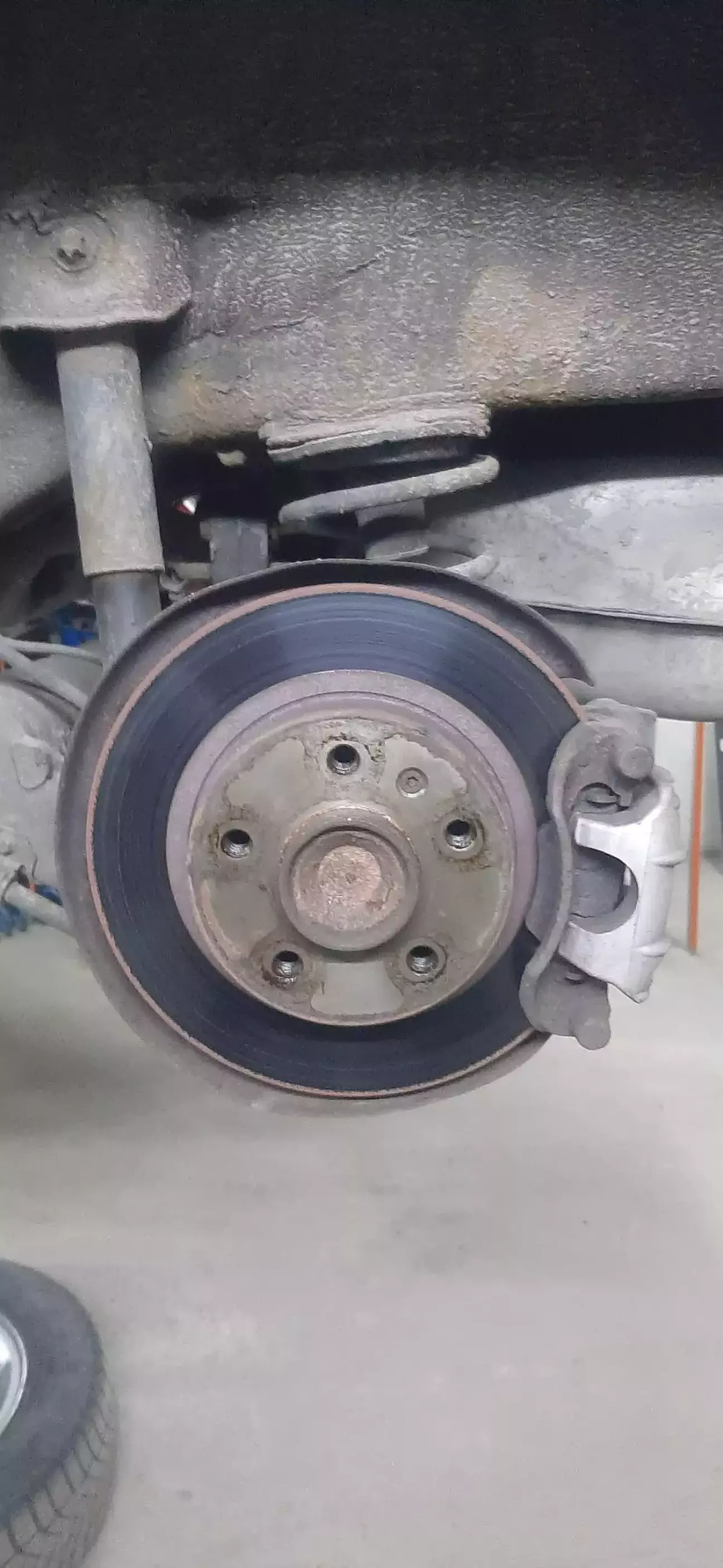 Последствия заклиневшего механизма ручника ,( диск тормозной синий )