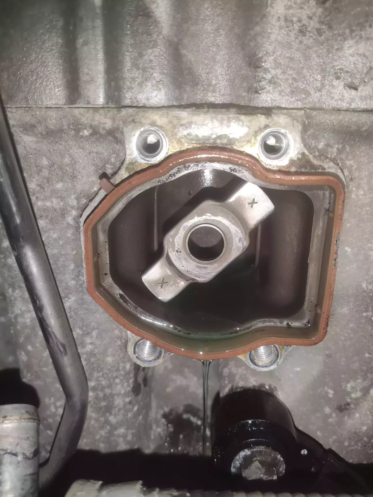 Якісь зайві деталі в блоці двигуна залишились.