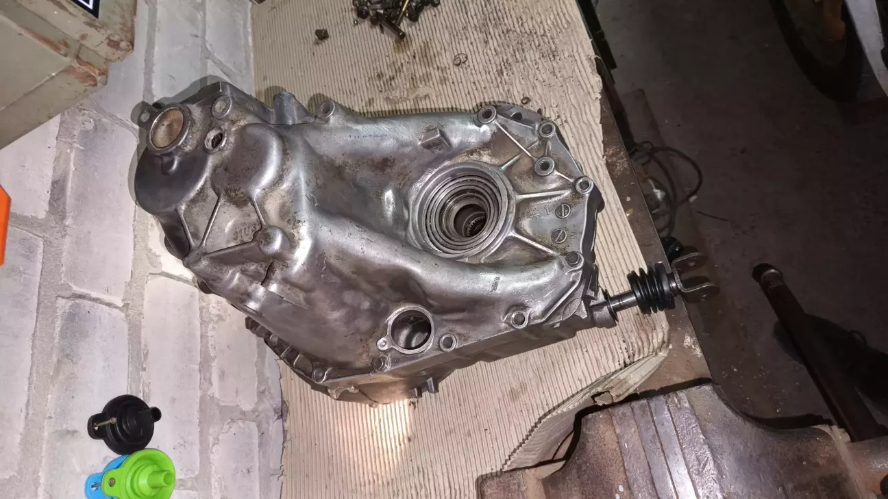 Вкинувши редуктор, первинний і вторинний вал, коробка щільно закривається