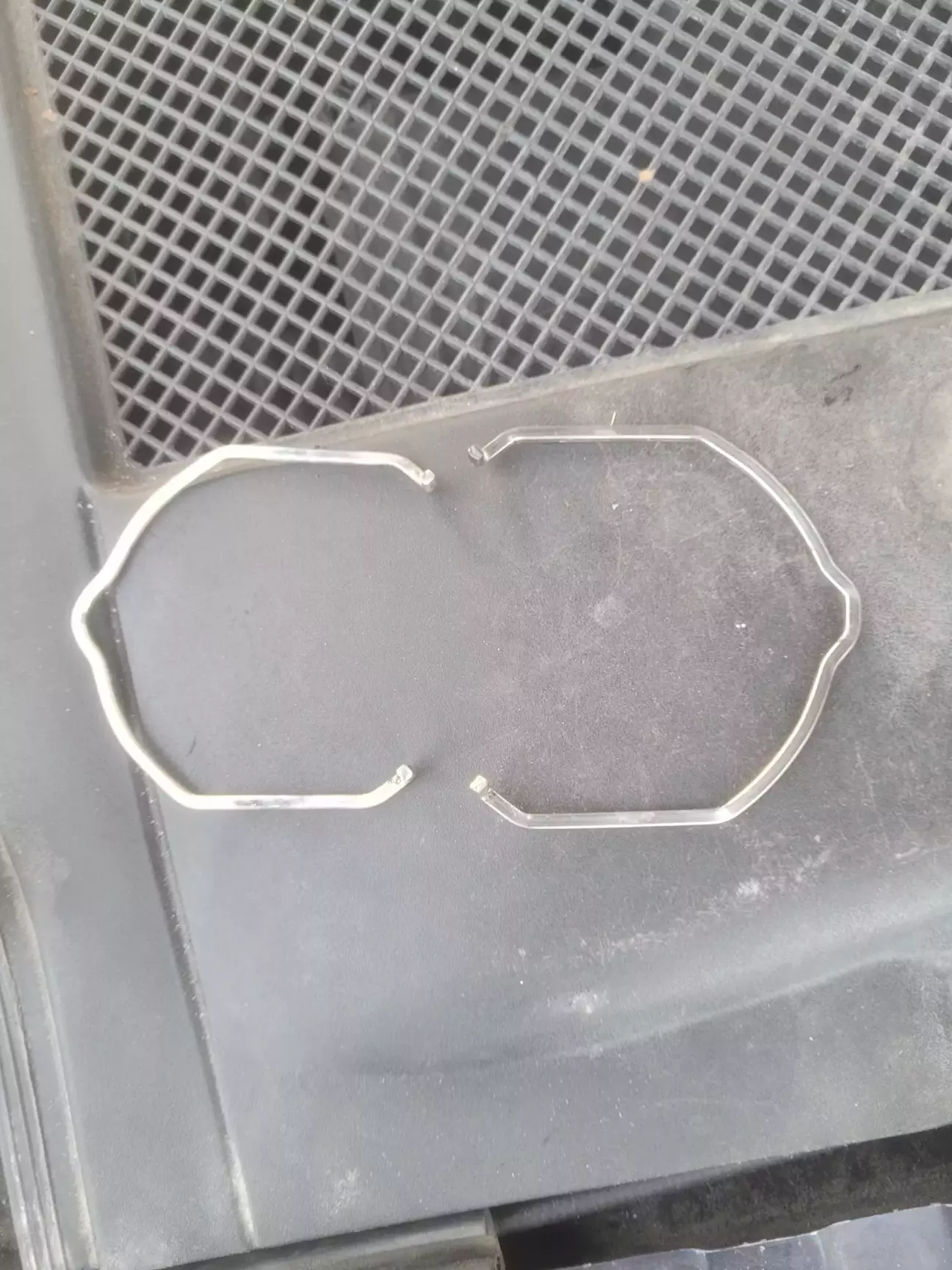 Ліворуч нормальна скоба, праворуч - там де зривало патрубок, вона розігнута