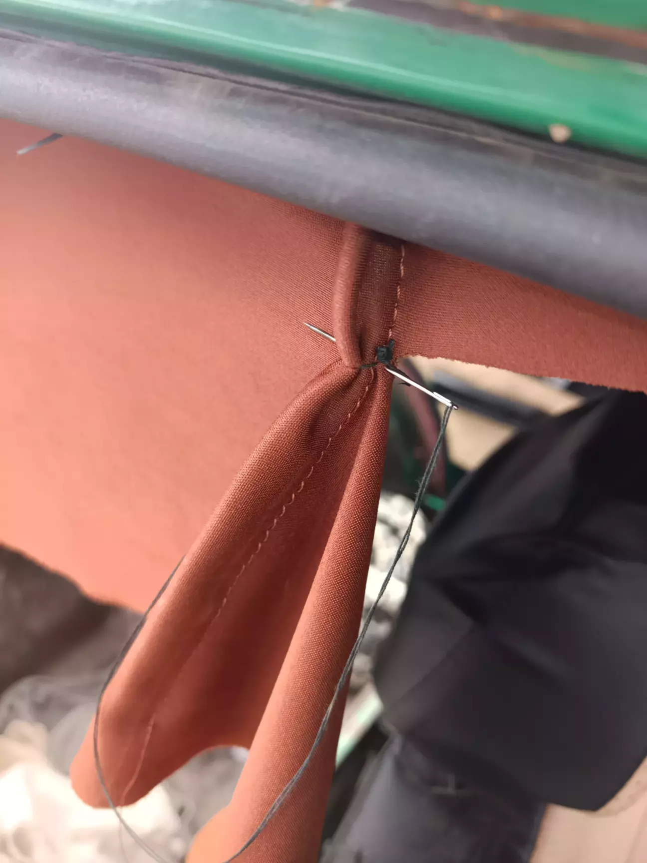 Залишив шви щоб не роспустились після обрізки зайвого