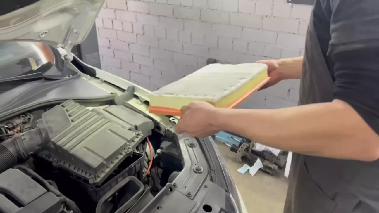 Повітряний фільтр з додатковим префільтром на його дні