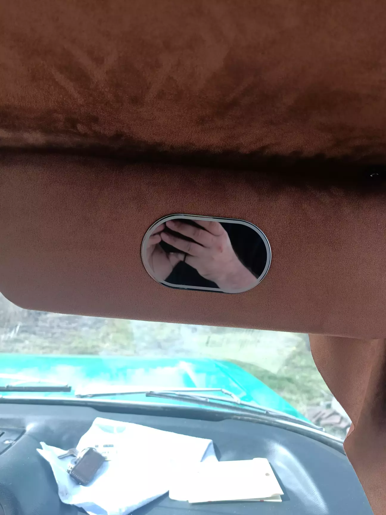 Зеркальце на козирки такого точно не було