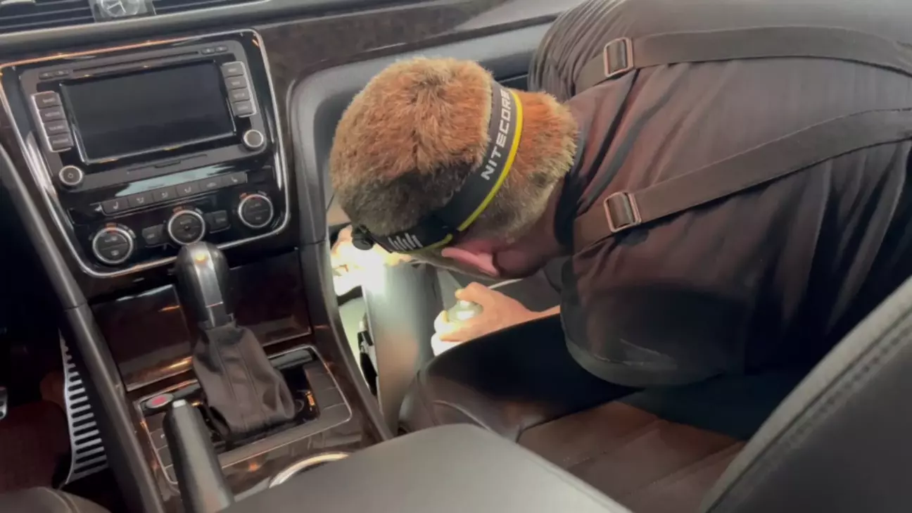 Антон під час чистки системи кондиціонування