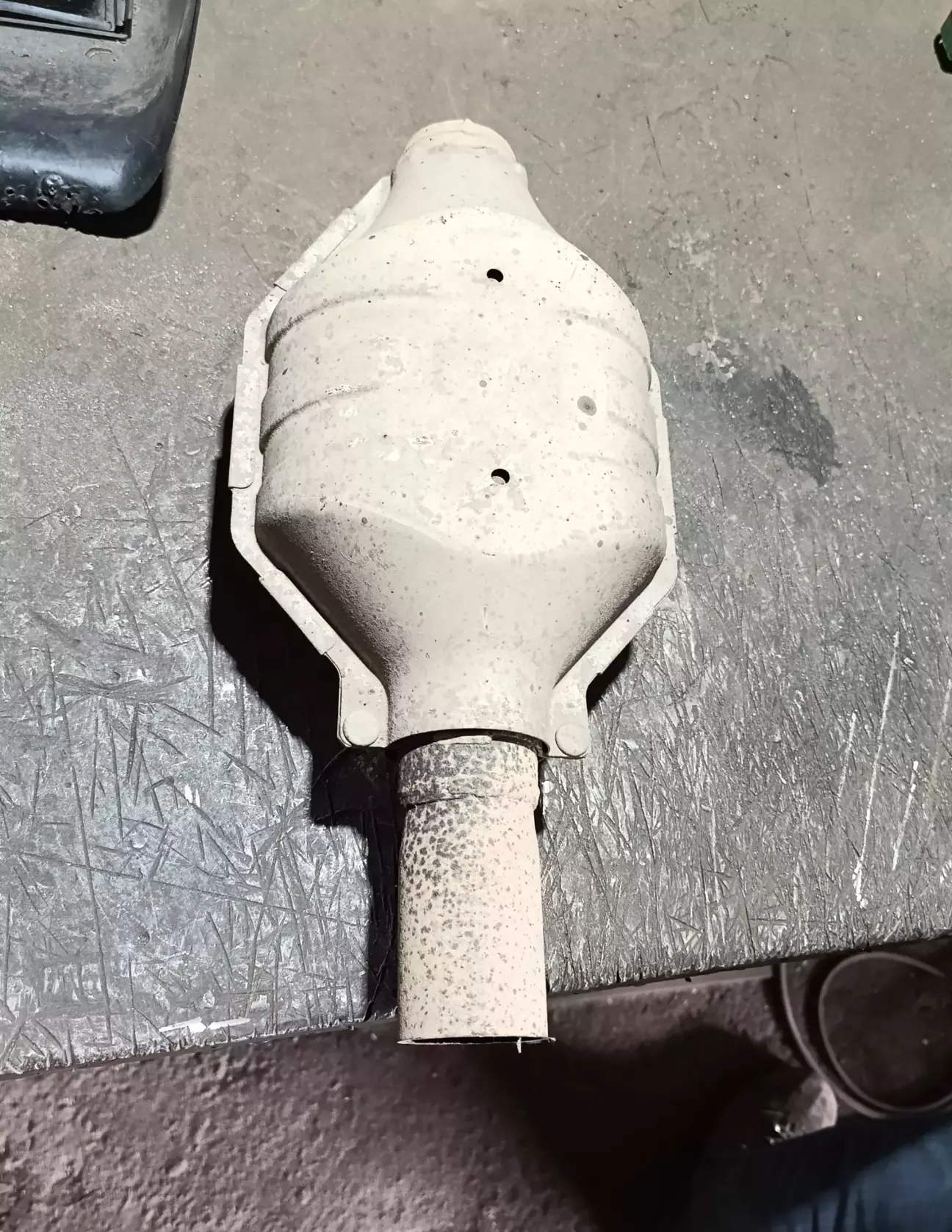 Вырезали кусок выхлопа где стоит катализатор