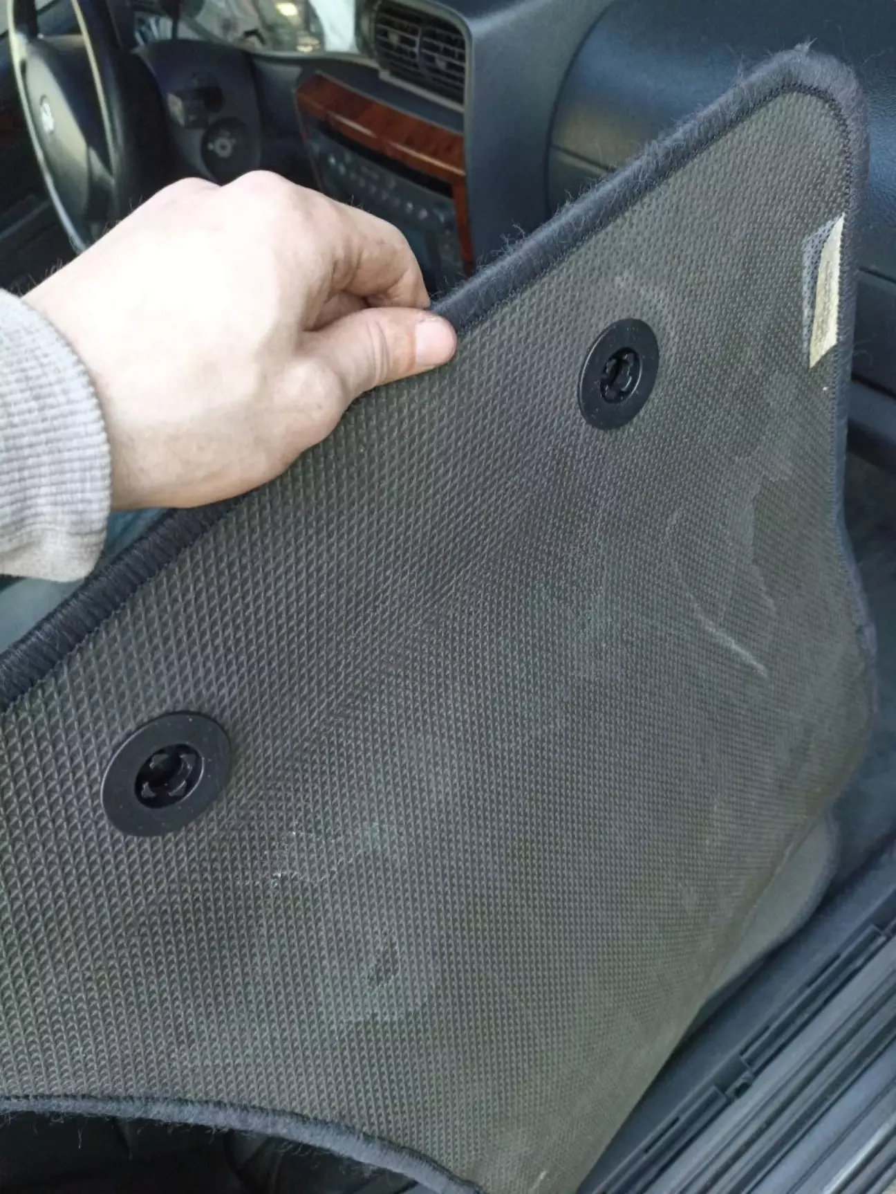 На ковриках тоже самое, необходимо сделать отверстие большего размера