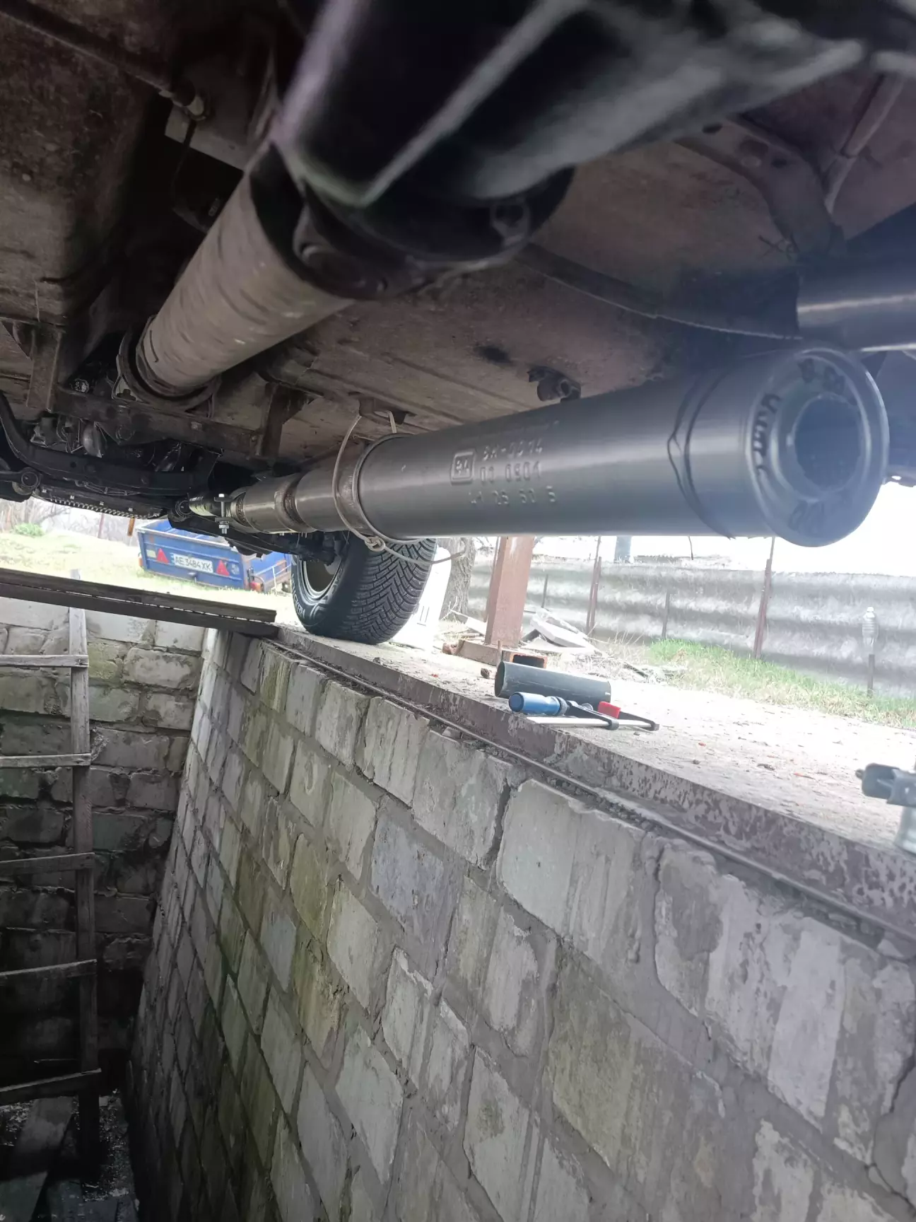 + резонатор зупинився на згибу навколо моста шукаю банку яка в лізе