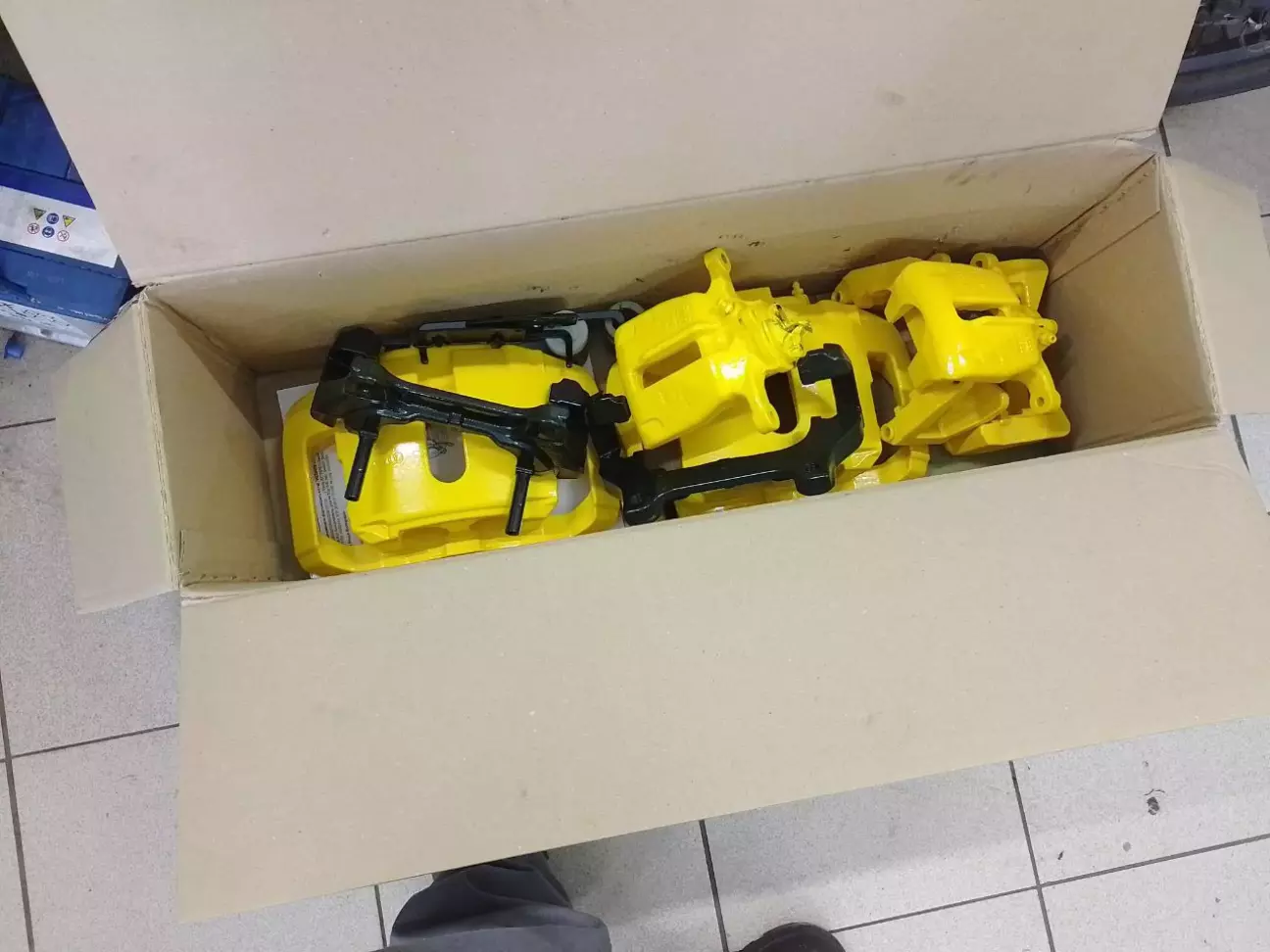 Ящик запчастин після фарбування.