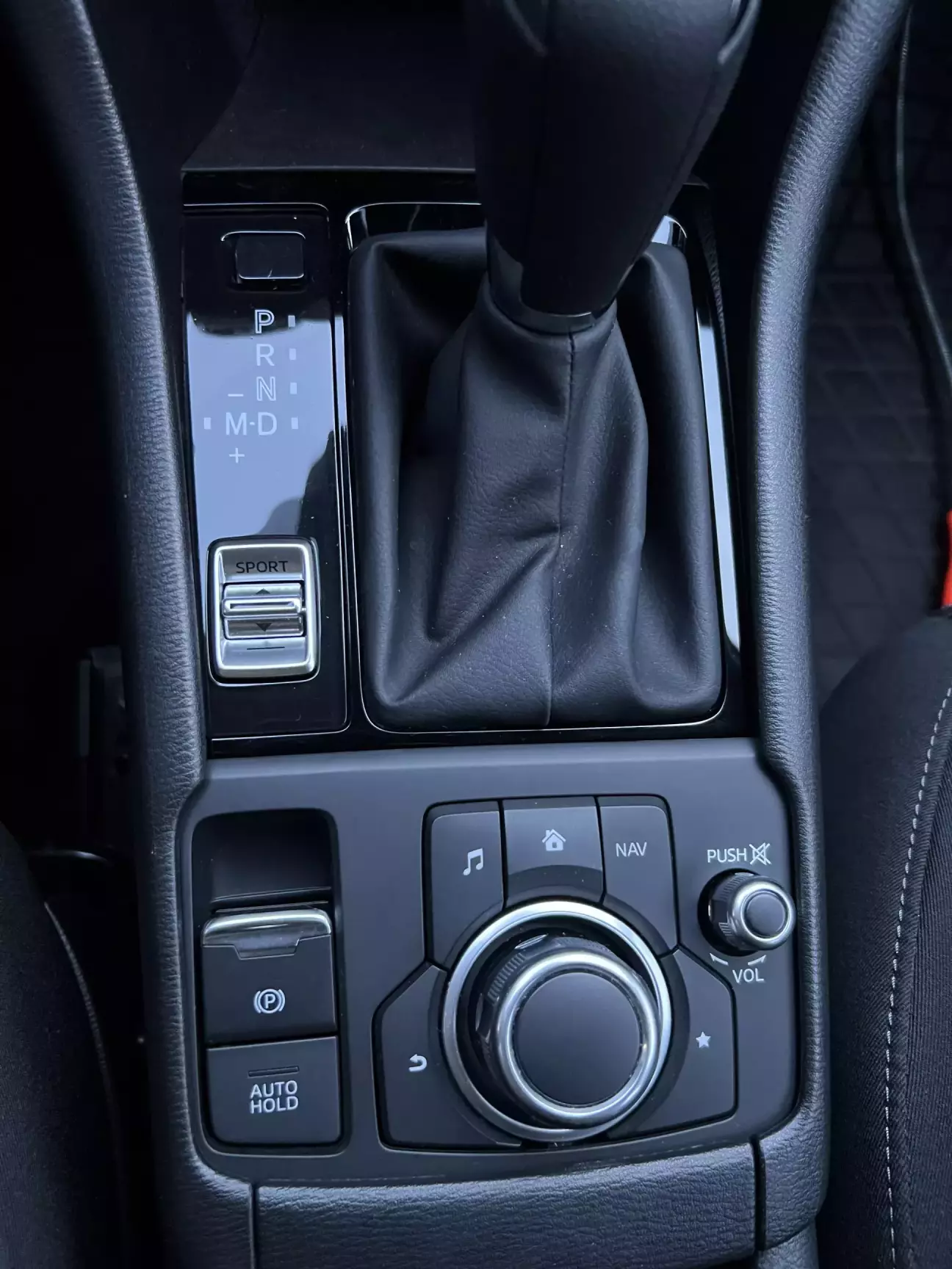 Тепер центральна консоль має зовсім інший вигляд з новою кнопкою SPORT.