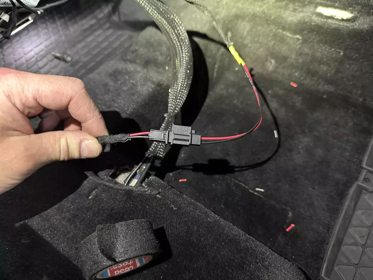 тут завершую під сидінням переднього пасажира