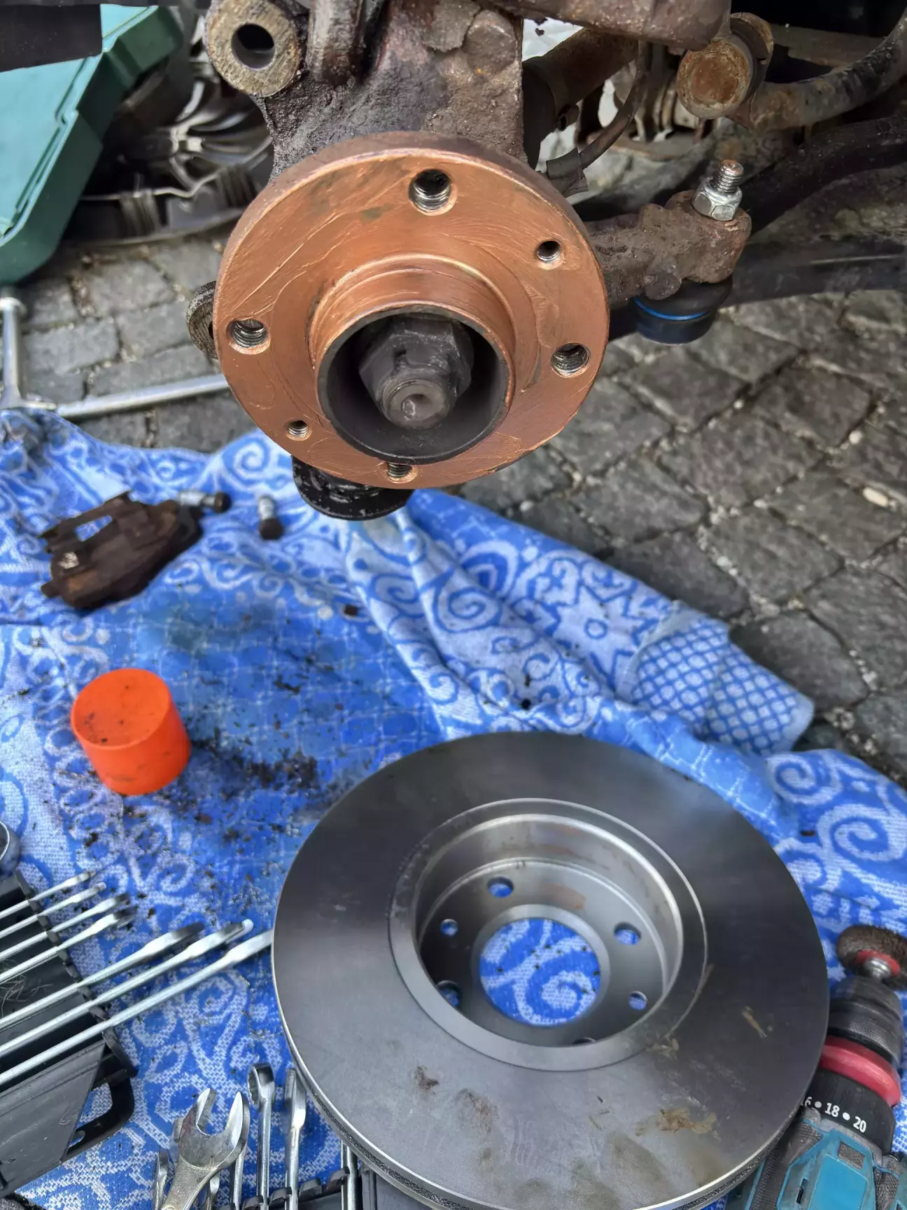 Все чистеньке , змастив де треба медяхою ….