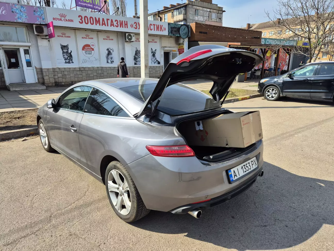 Велика коробка і дводверне купе