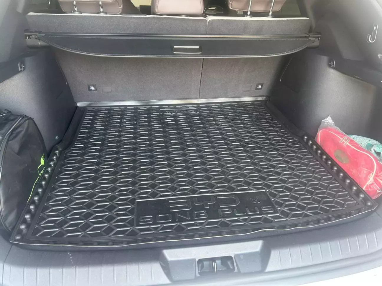 з ковриком навіть не видно що дальня сторона кришки багажника на 15 мм припіднята