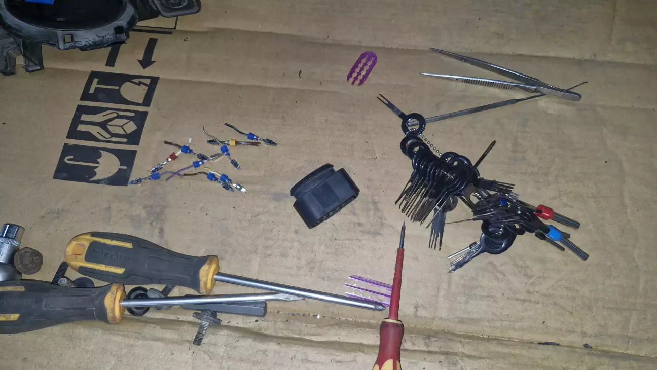 Фари підключені по іншому, видзвонював та перепіновував