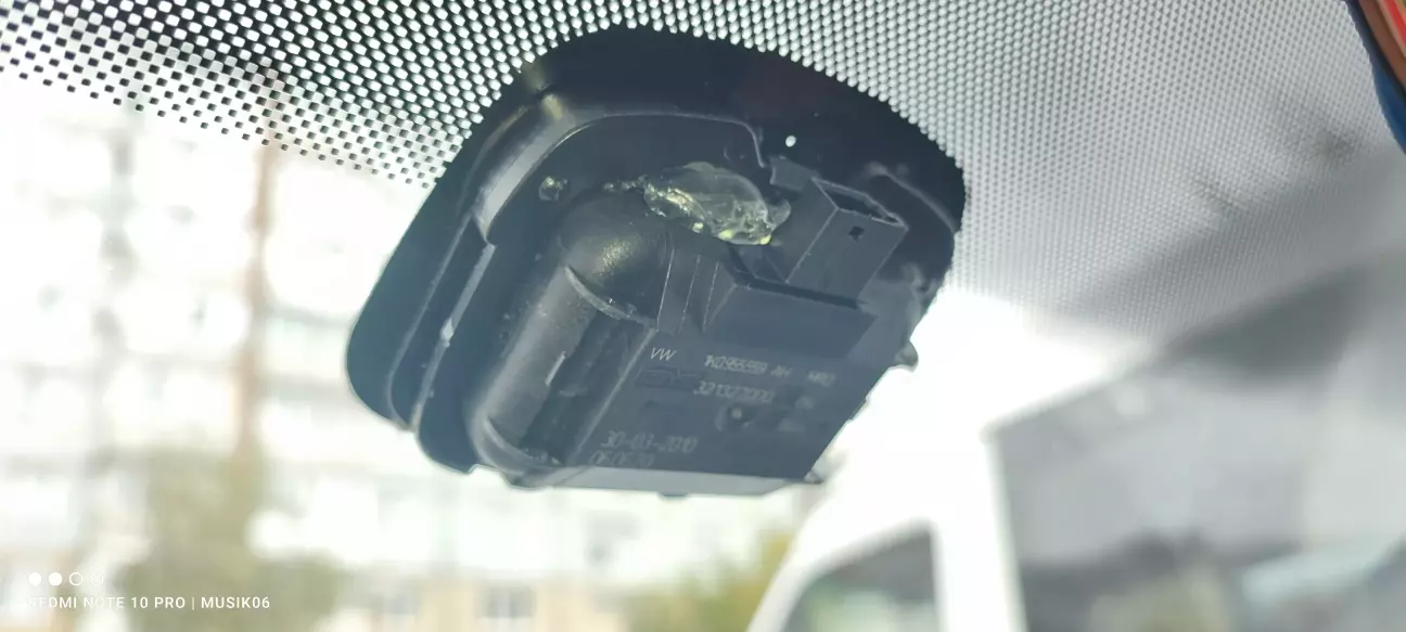 На силіконовий герметик приклеяли 😬