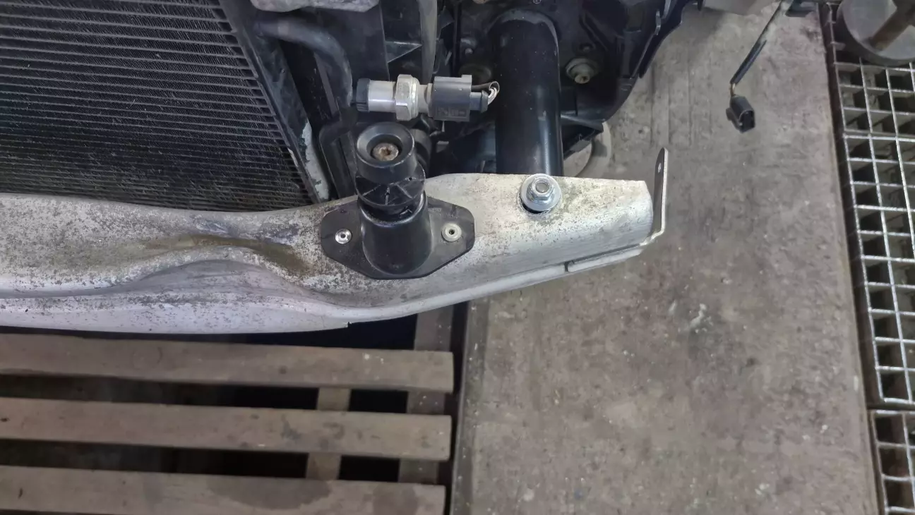 Кронштейни кріплення теж перенеслись на декілька см.