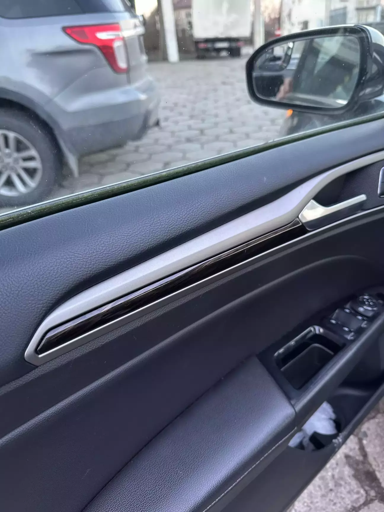 До речі дуже рідкісні вставки салону. На фюжинах я їх тільки 2 рази бачив.