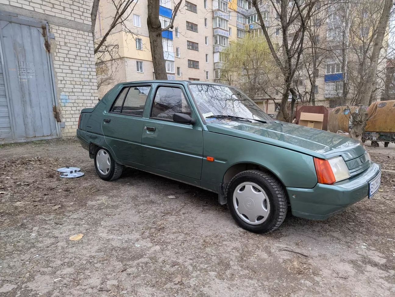 Вигляд автівки з люксовими ковпаками