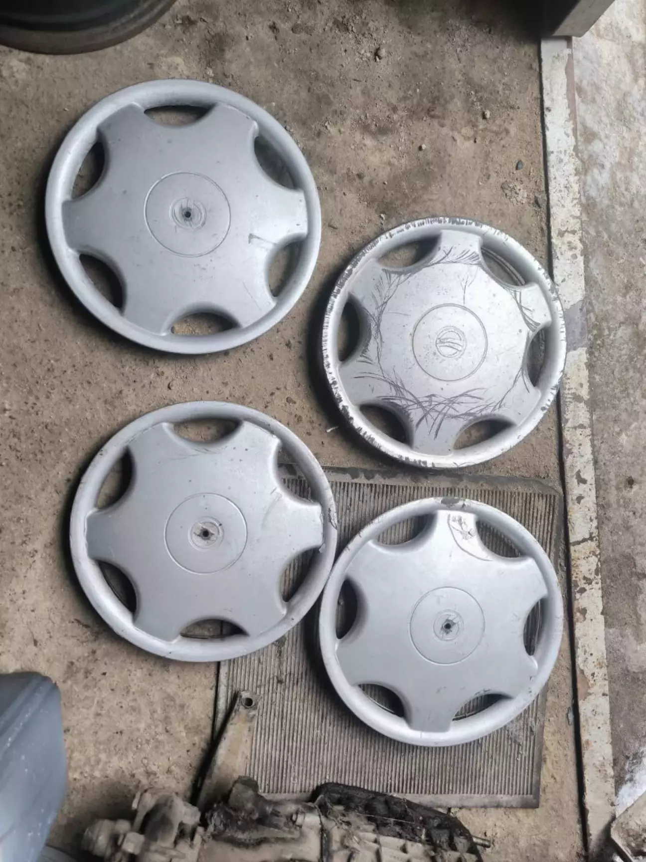 Ось так виглядали ковпаки з оголошення на ОЛХ, при чому за них хотіли нормальні гроші