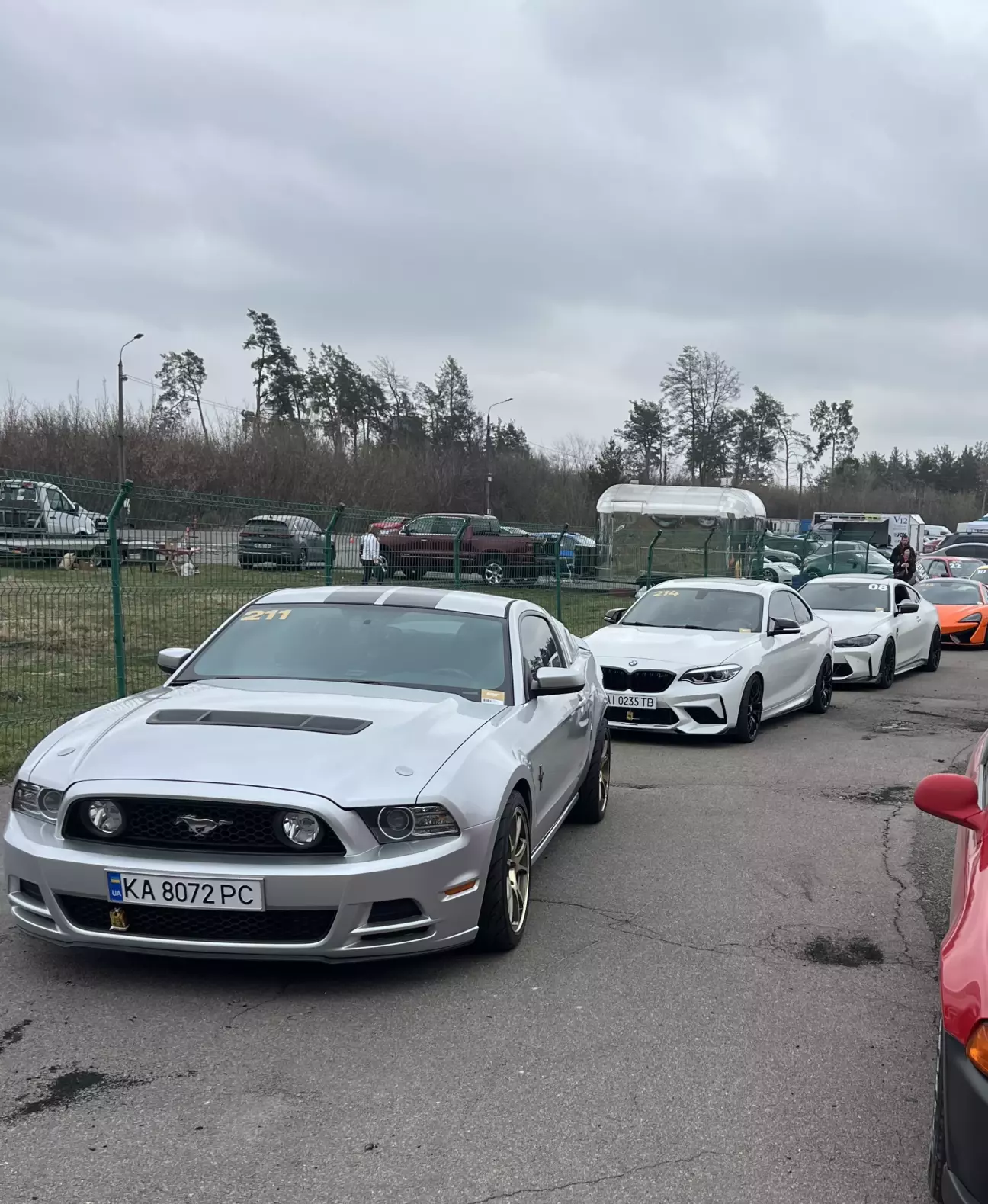 Перший виїзд, чекаємо в накопичувачі поки з треку приберуть Ауді.