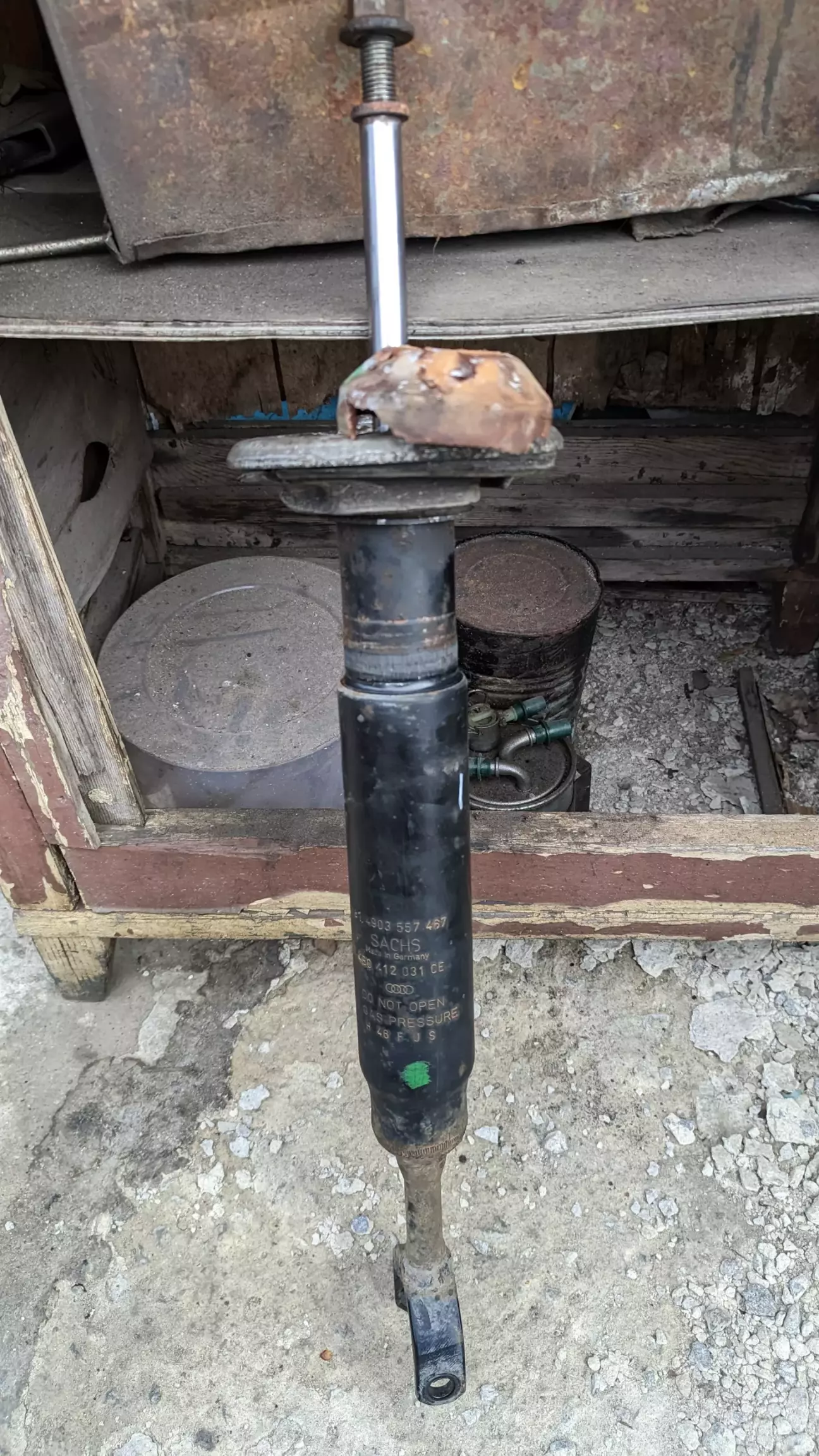 Старий аморт, з залишками подушки.