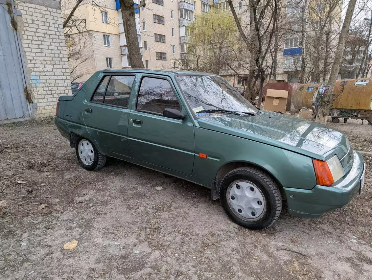 Вигляд автівки з стандартними ковпаками