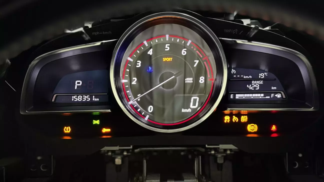 Приборка дорест з проекцією. Відмінність окантовка тахометра червона