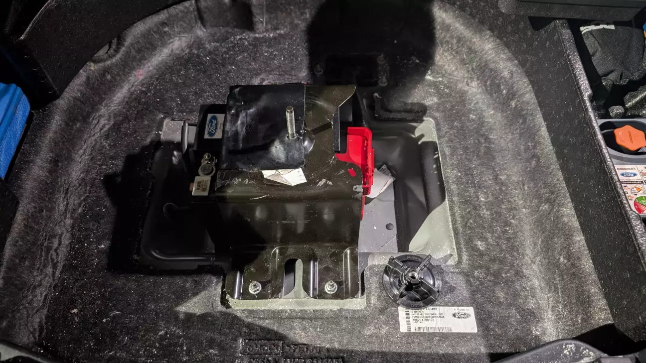 Скобу на акумулятор та прикручуємо гайками