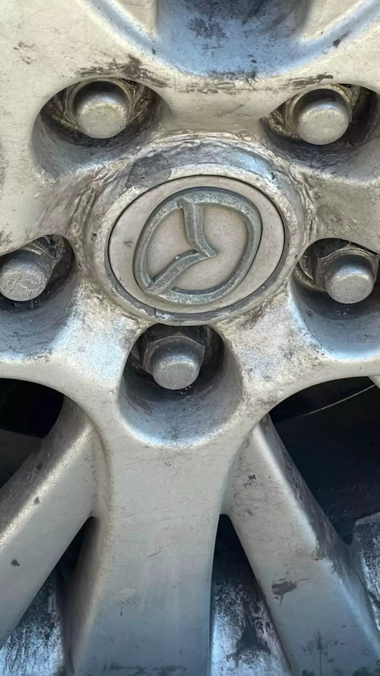 Лак підняло, виглядає не дуже.