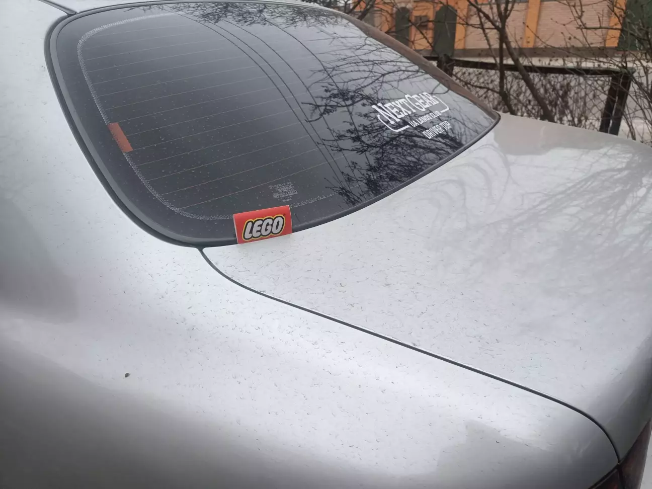 Я закріпив на кришку багажника