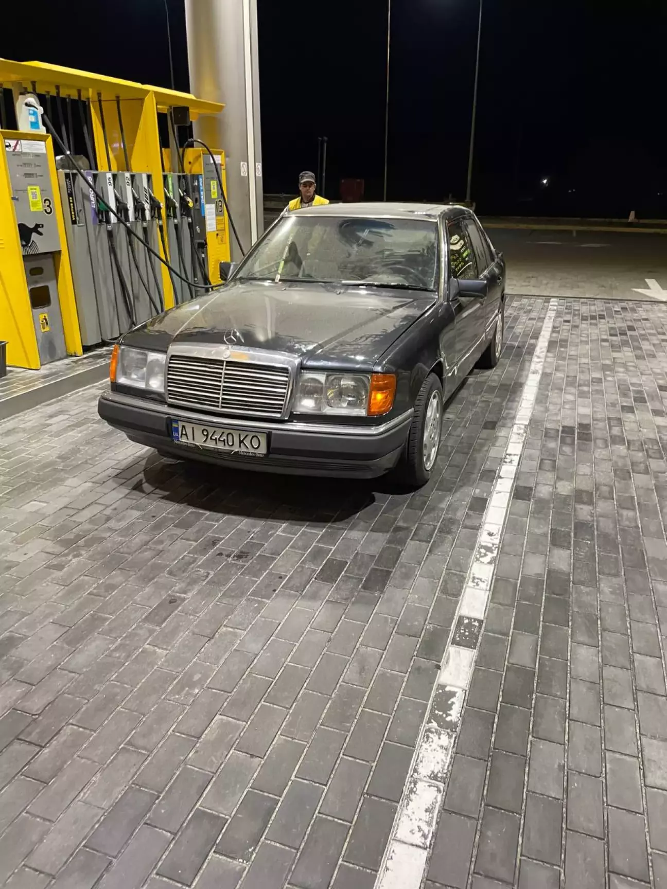 За день до виїзду, весь в пилу.