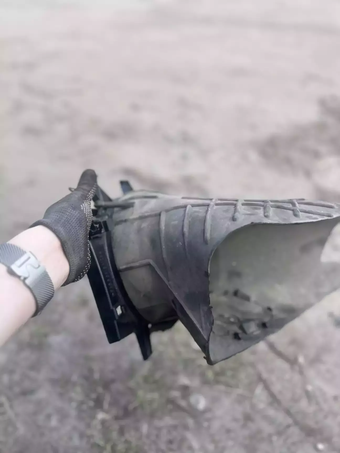 Повітряпровід вдягається на кронштейн вентилятора двома штирями і застібається гачком знизу