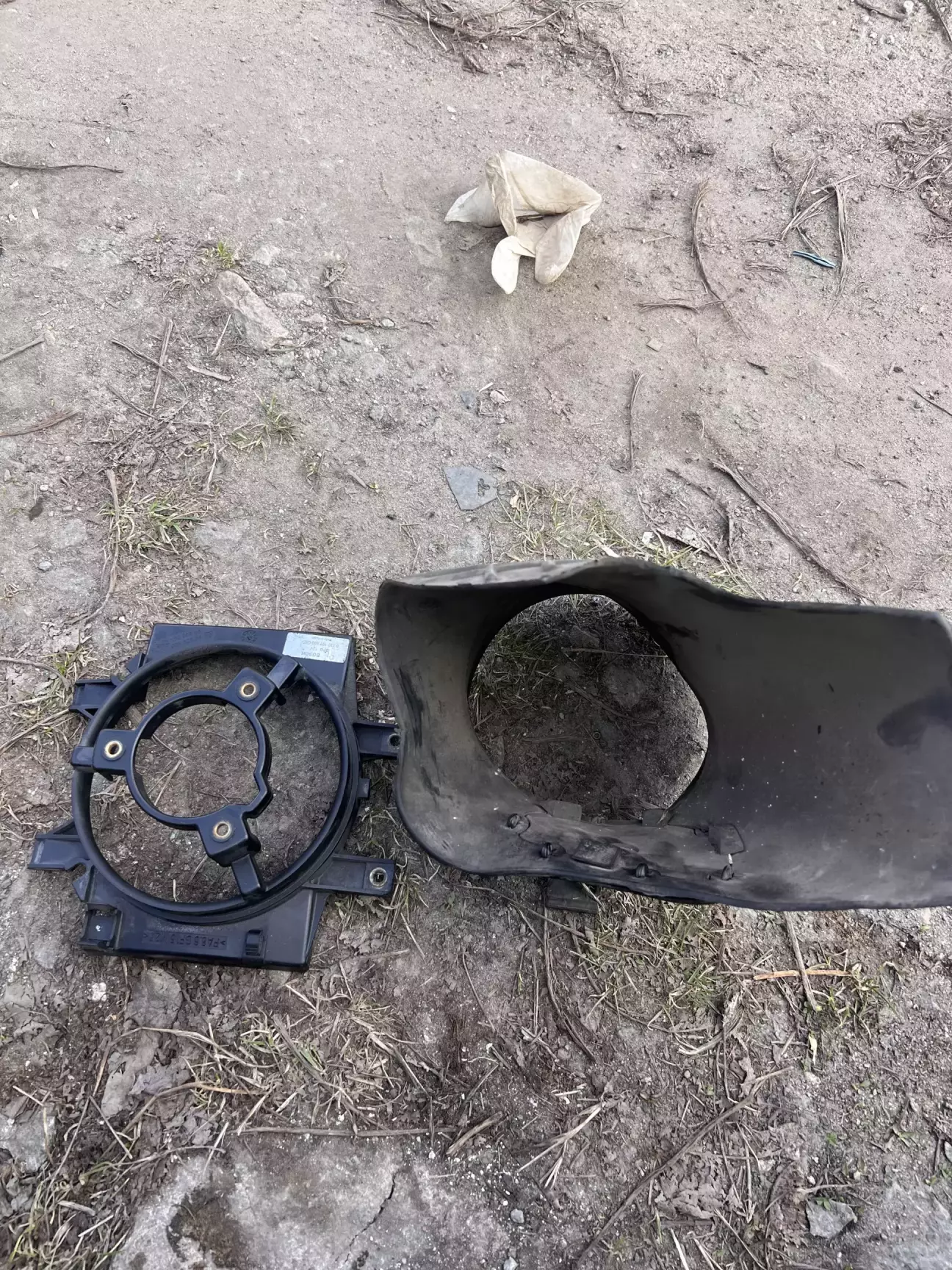 Кронштейн вентилятора Bosch, і резиновий повітряпровід