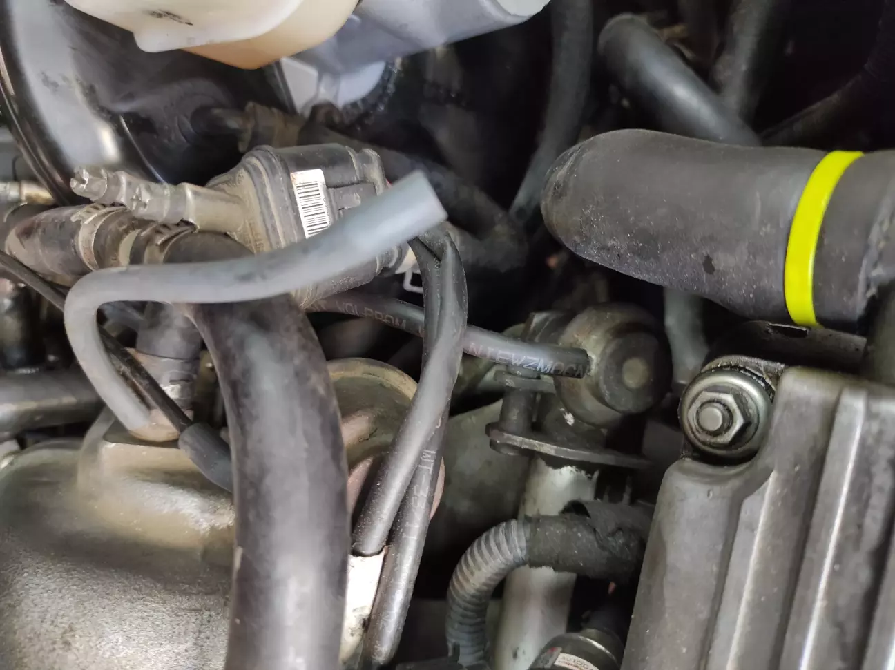 Вон та - чорна виходить з клапана палівної магістралі