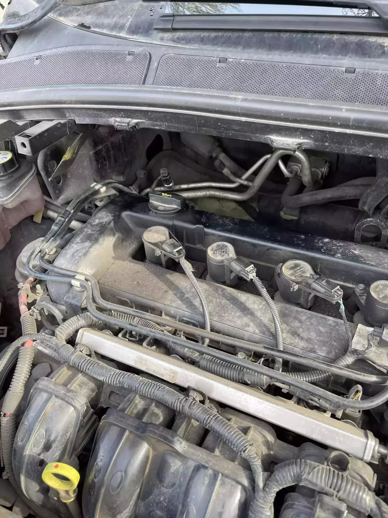 Датчик тиску зліва за мотором на трубці кондиціонера