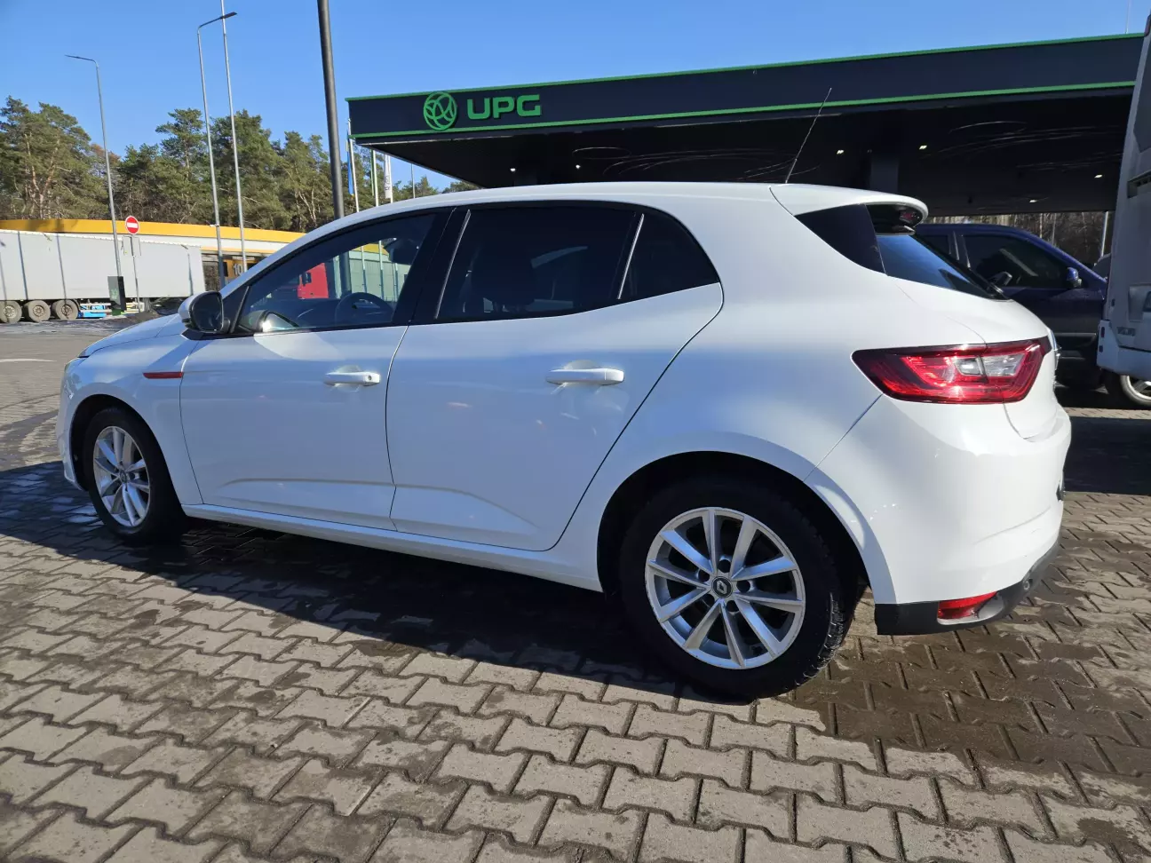 Чисті, але ще на зимових капцях.