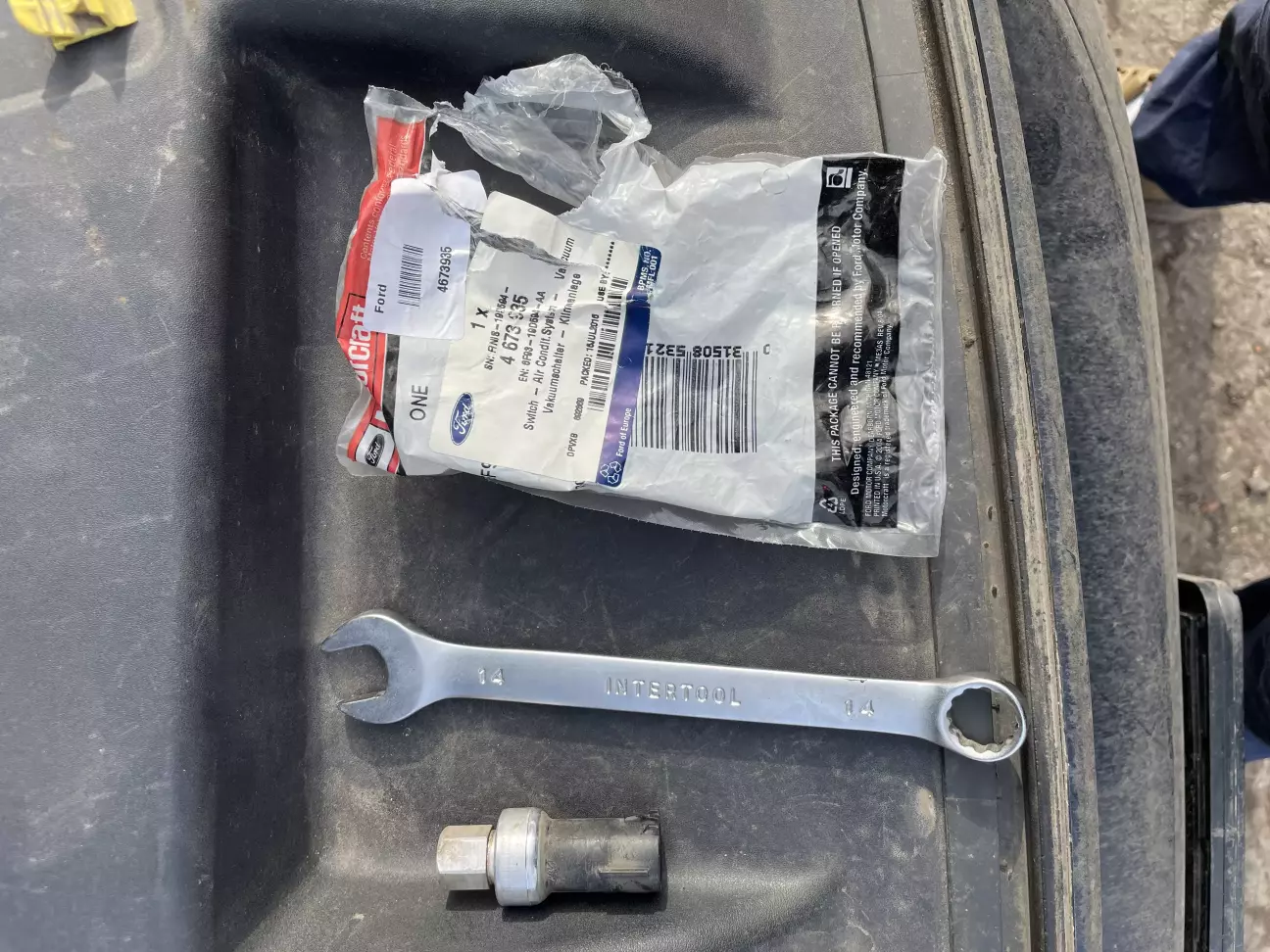 Для заміни потрібен ключ на 14 і новий датчик:)