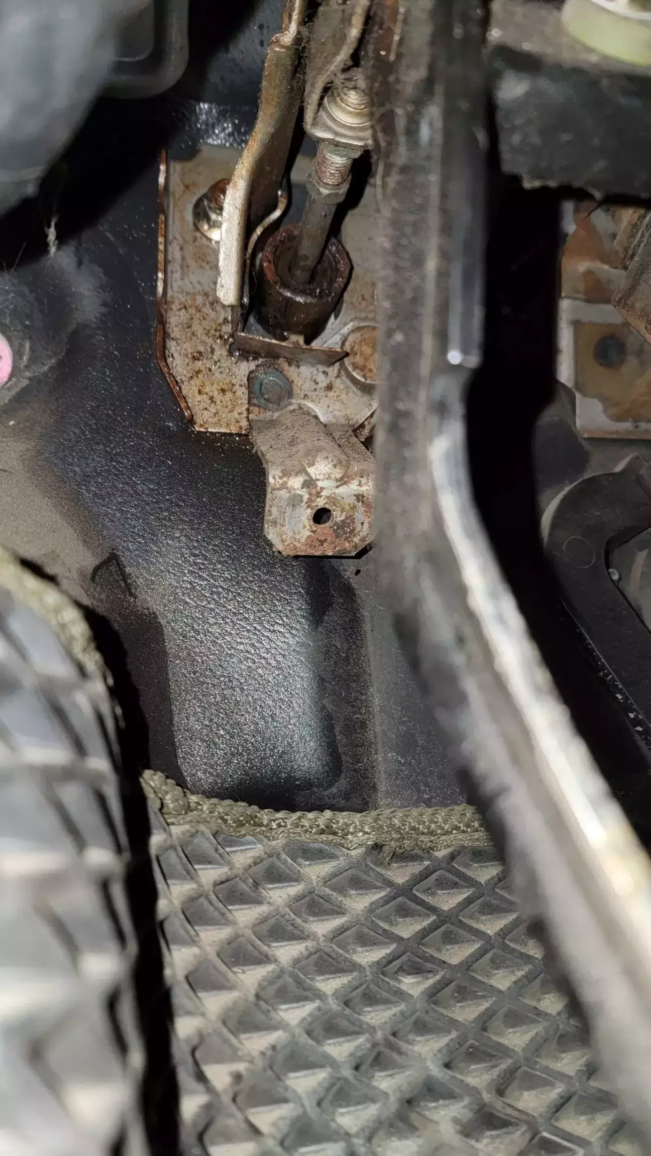 Оту гайку з ліва від педалі тре викрутити