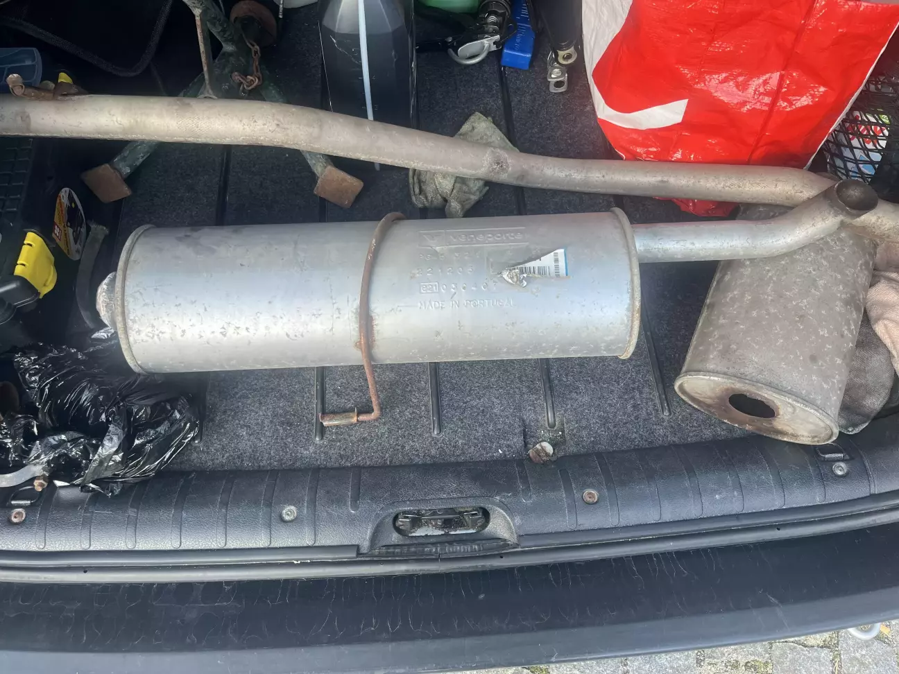 Старий глушник їде до нового власника)