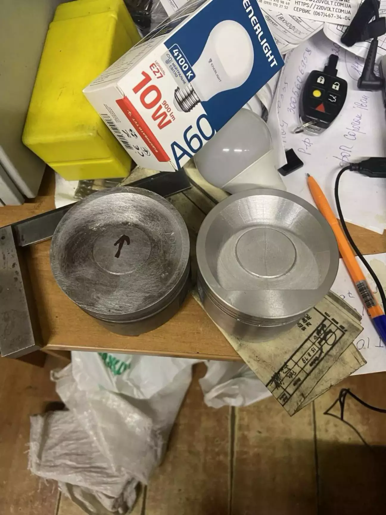 Новий поршень та старий оригінальний