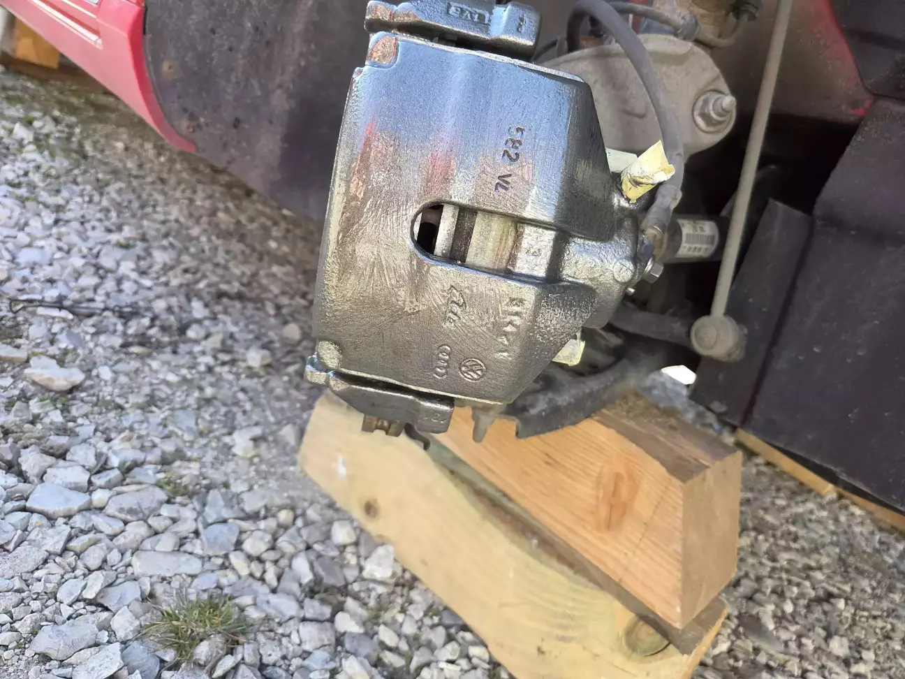 Покриття не заливає дрібних деталей, всі логотипи і написи читаються.