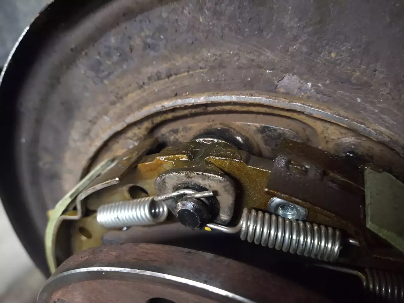 колодки на місці та змащені деталі прилягання