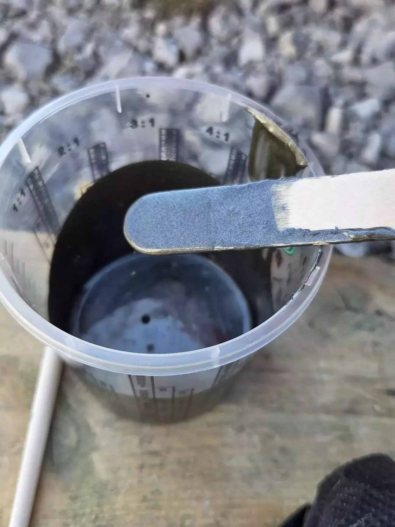 Фарба в процесі замішування. Дуже гарно переливається. Відтінок що треба!