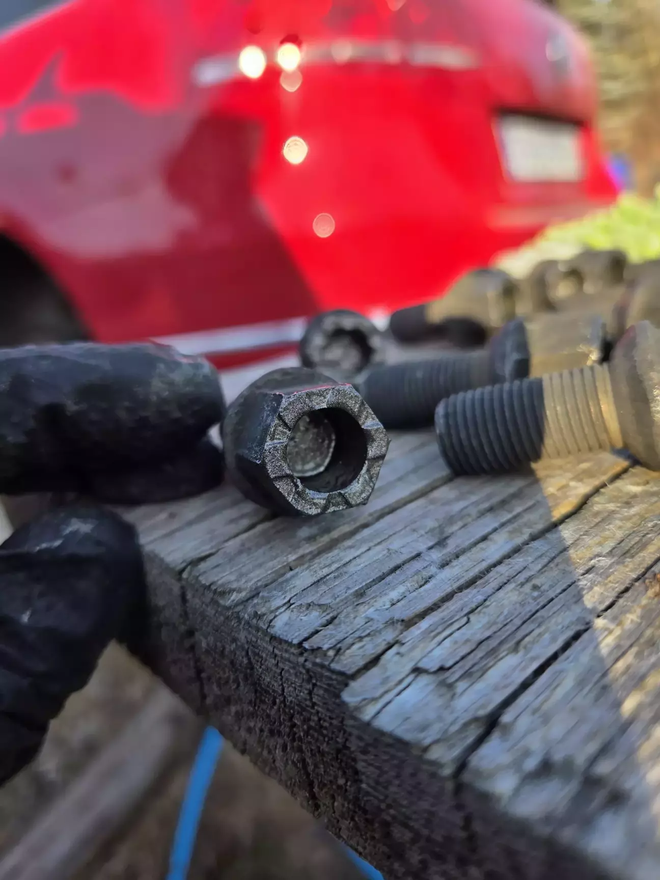 Торці болтів, та заглиблення в головці пофарбовано.