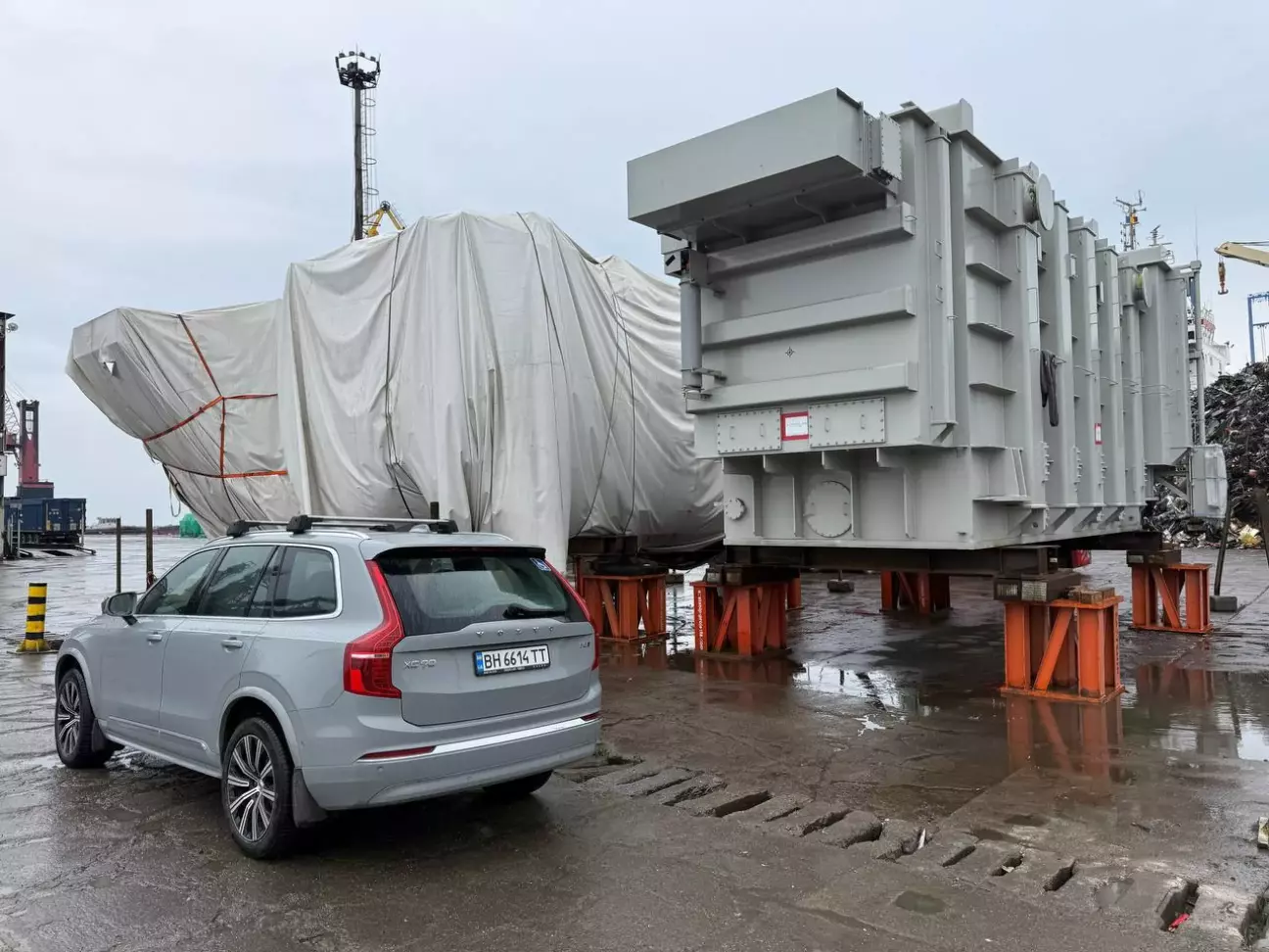 біля трансформаторів - 225 тон кожний =)