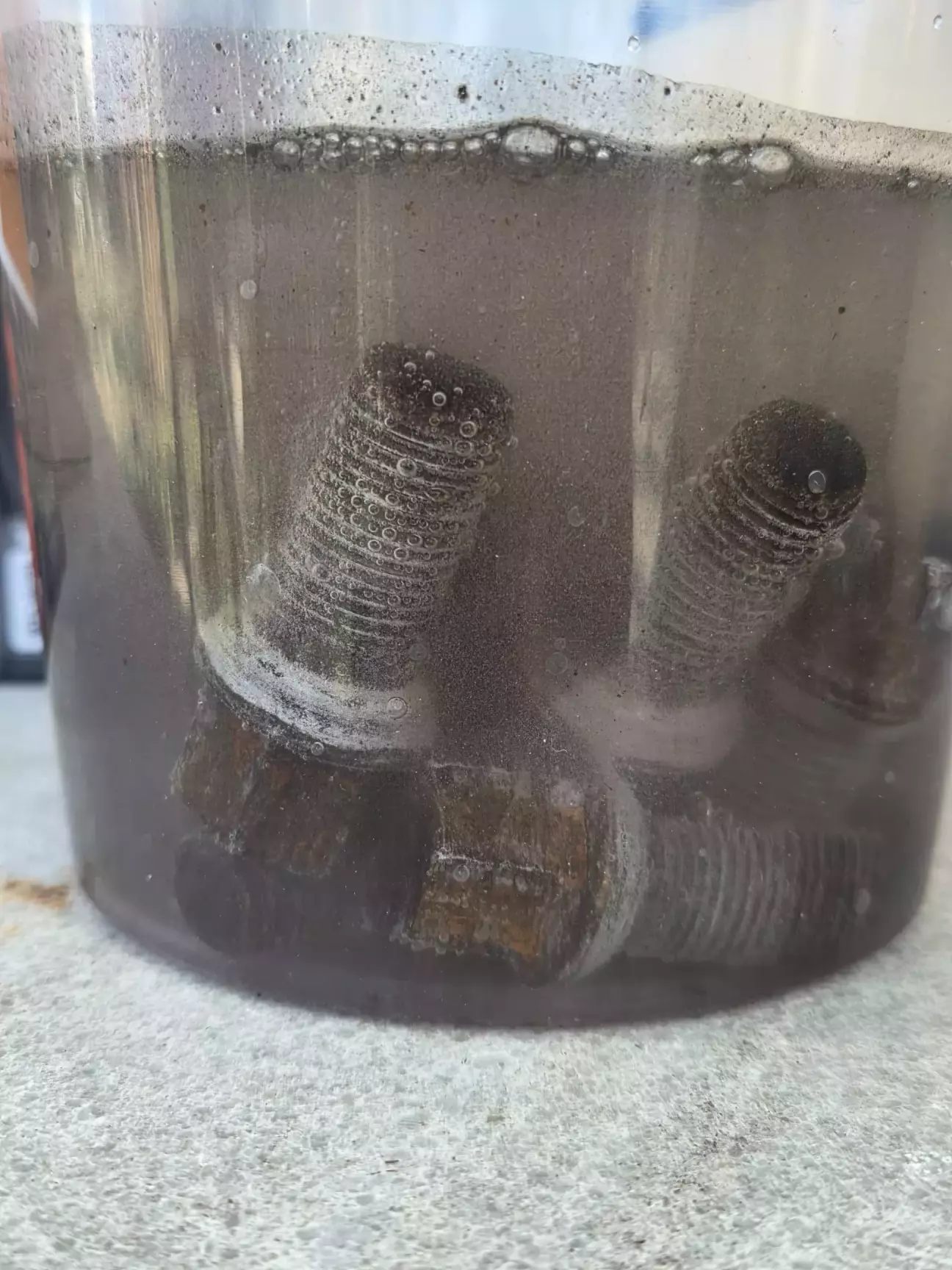 Болти в процесі обробки перетворювачем іржі (ортофосфорна кислота).